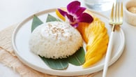 Arroz doce com manga: a famosa sobremesa tailandesa com leite de coco