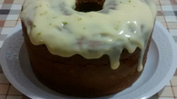 Bolo de iogurte com cobertura de leite condensado e limão