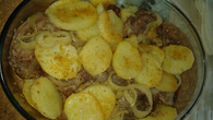 Bife com rodelas de batatas ao forno
