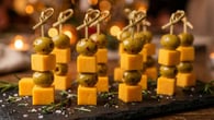 Espetinho para a Copa do Mundo com queijo amarelo e azeitona verde para 10 pessoas na tábua de frios