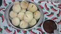 Pãezinhos de queijo com geleia de goiaba