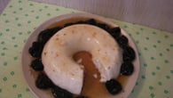Manjar de coco prático com calda de ameixa