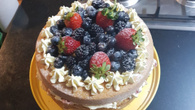 Naked cake de frutas vermelhas