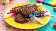 Pirulito de chocolate crocante e decorado para o Dia das Crianças