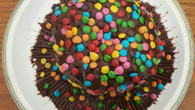 Panetone recheado com cobertura de chocolate e confetes