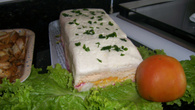 Bolo gelado salgado com torrada temperada