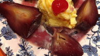 Pêras ao vinho com sorvete de creme