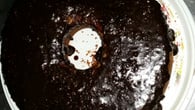 Bolo de cenoura com calda de chocolate