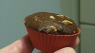 Cupcake de chocolate com gotas de chocolate