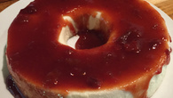 Pudim de queijo com calda de goiabada