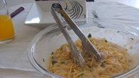 Macarrão fácil à carbonara com molho branco e majericão