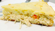 Torta de frango com creme de leite e mussarela