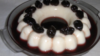 Manjar de coco com calda de vinho