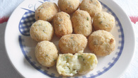Bolinho de arroz com batata e recheio de queijo