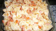 Macarrão gravatinha com molho de salsicha