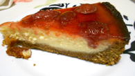 Cheesecake de queijo coalho com calda de morangos
