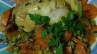 Frango com ervilhas,cenouras e ervas aromáticas