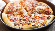 Pizza de frigideira com massa de panqueca