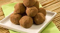 Trufas de chocolate com amendoim