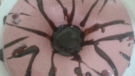 Pudim gelado de morango com calda de chocolate