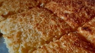 Mané Pelado (bolo de mandioca, queijo e coco)