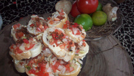 Torrada com vinagrete e queijo