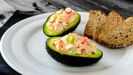 Abacate recheado com surimi 