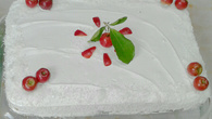 Bolo de acerola confeitado