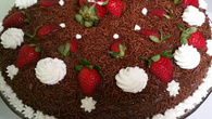 Bolo de chocolate com calda de morango