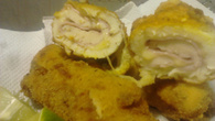 Rolê de frango empanado