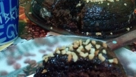 Bolo de chocolate com amendoim