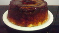 Bolo de iogurte e bananas carameladas
