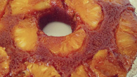 Bolo de abacaxi caramelizado muito simples