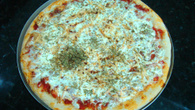 Pizza diferente: frango, tomate e requeijão
