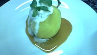 Pêras com calda de açafrão e sorvete de creme