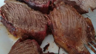 Picanha assada acompanhada de salada suave