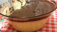 Mousse de maracujá com cobertura de chocolate