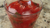 Caipirinha de frutas vermelhas e pimenta