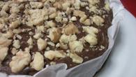 Bolo brownie com nozes
