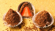 Bombom de brigadeiro com morango