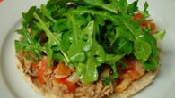 Falsa pizza de atum com rúcula