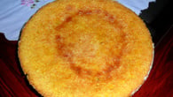 Bolo de milharina com calda de laranja