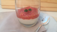 Verrine de iogurte grego com compota de goiaba artesanal