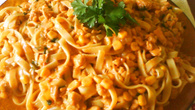Macarrão com estrogonofe de frango rápido e fácil
