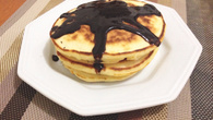 Panqueca americana com calda de chocolate