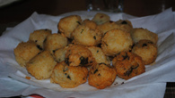 Bolinhos de arroz e queijo parmesão