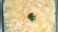 Macarrão de forno ao molho branco de queijo e presunto