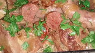 Carne de costela com linguiça na panela