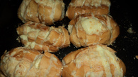 Pão francês assado com creme de alho