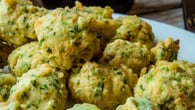 Bolinho de arroz verde com brócolis e temperos, petisco para a Copa saboroso e nutritivo